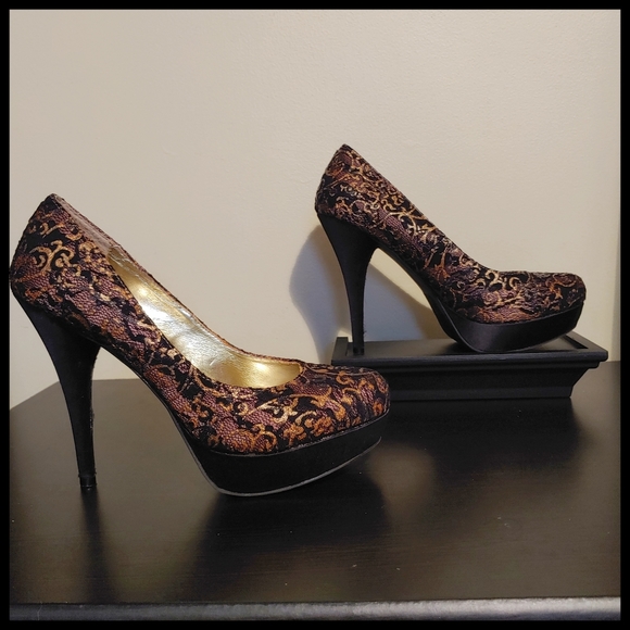 Zigi Soho Shoes - Zigi Soho Black and Gold Pumps 8.5